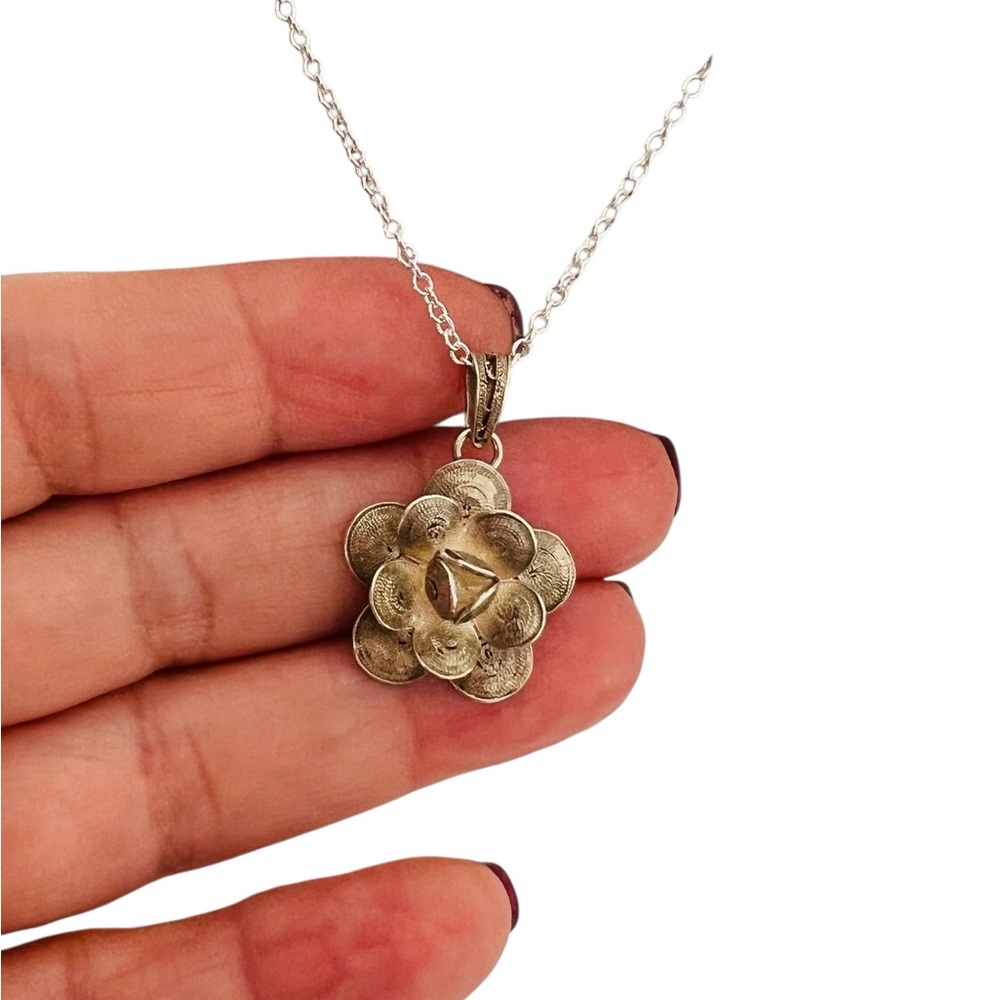 Elegant silver Flower Pendant Necklace